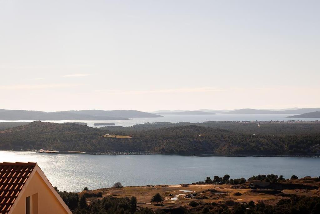Summer Breeze Apartment - Quiet Place With A Spectacular View And A Garden Šibenik Eksteriør billede